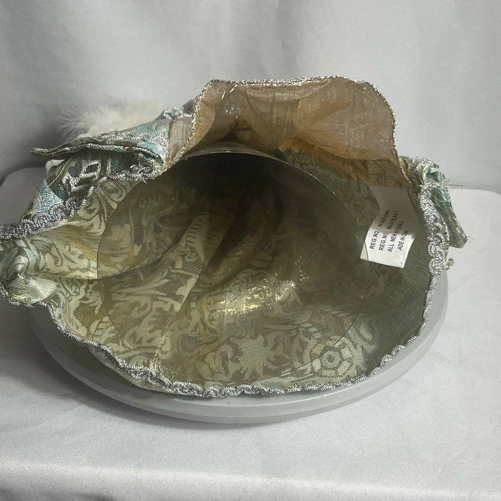 Source Unknown Angel Figurine with Gold and Cream Accents